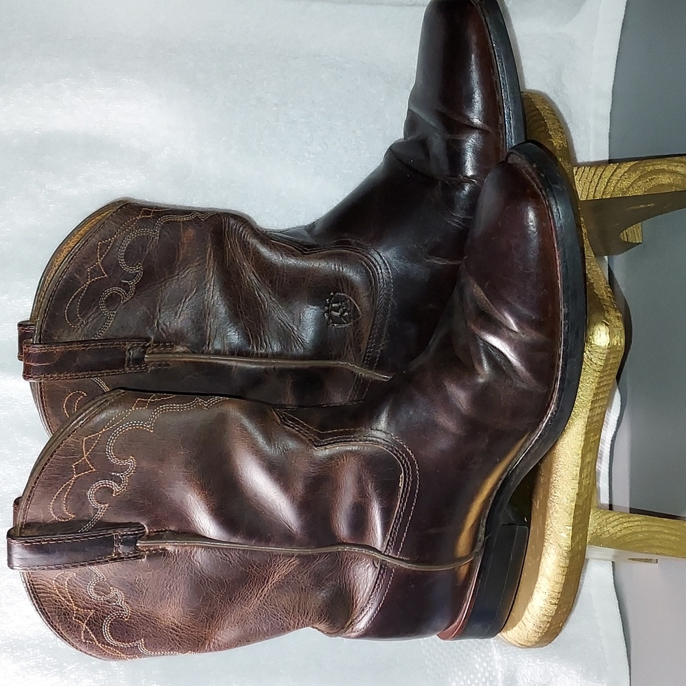 Like new mens Ariat books